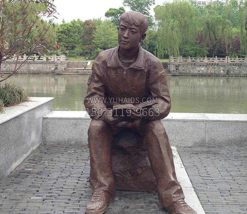 公園看書的男人銅雕 