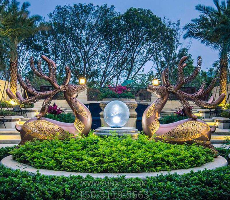 公園廣場(chǎng)花壇中的大型不銹鋼兩只梅花鹿雕塑