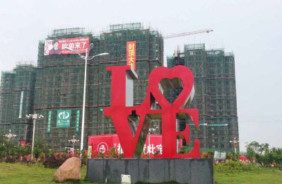 廣場擺放的兩層紅色不銹鋼創意LOVE雕塑