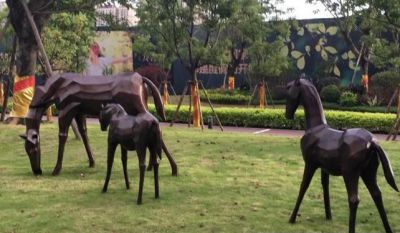 公園里擺放的一大兩小玻璃鋼創意馬群雕塑