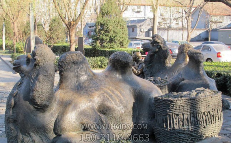 公園里坐著一只歪頭看的玻璃鋼創意駱駝雕塑