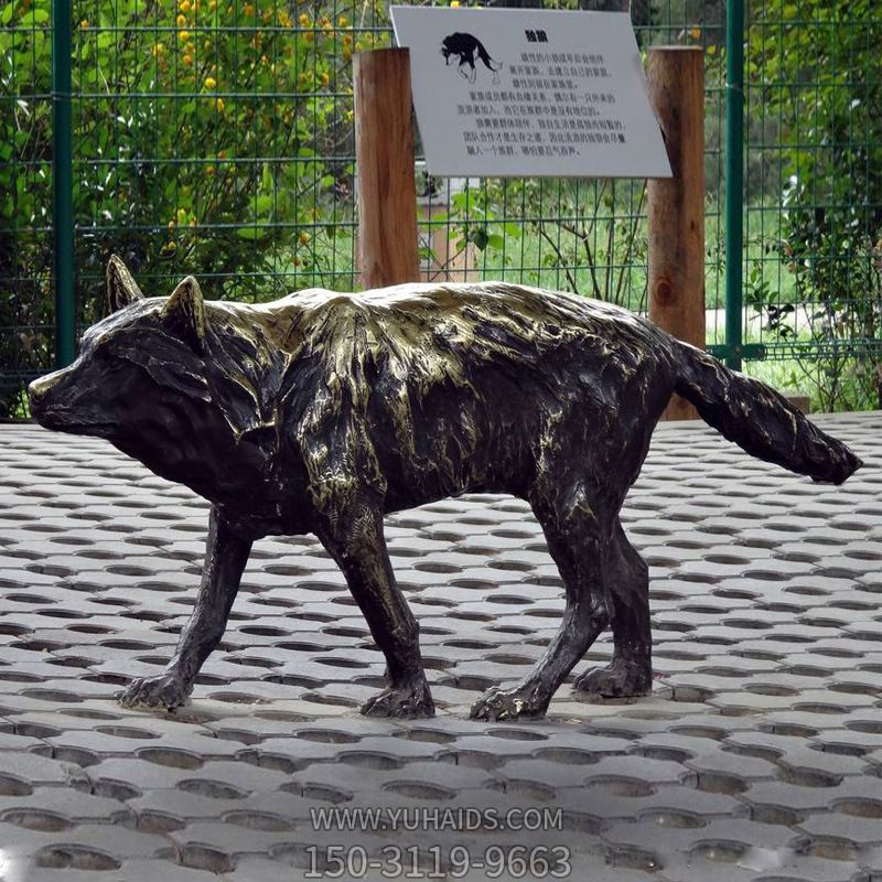 景區動物園不銹鋼仿古做舊行走的狼雕塑