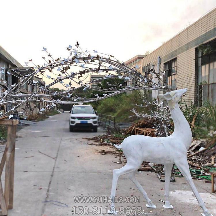 玻璃鋼抽象樹枝蝴蝶鹿雕塑小區(qū)園林景觀小品