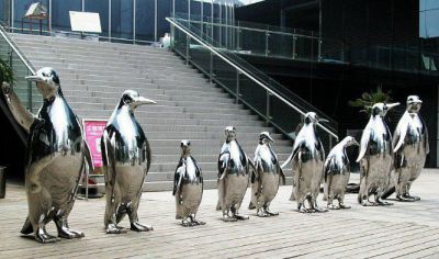 公園廣場不銹鋼鏡面白鋼創意姿態各異排隊等待的天鵝雕塑