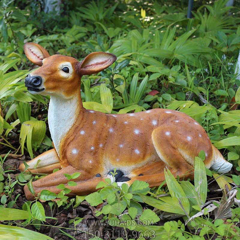 公園景區一只臥著的玻璃鋼彩繪梅花鹿雕塑