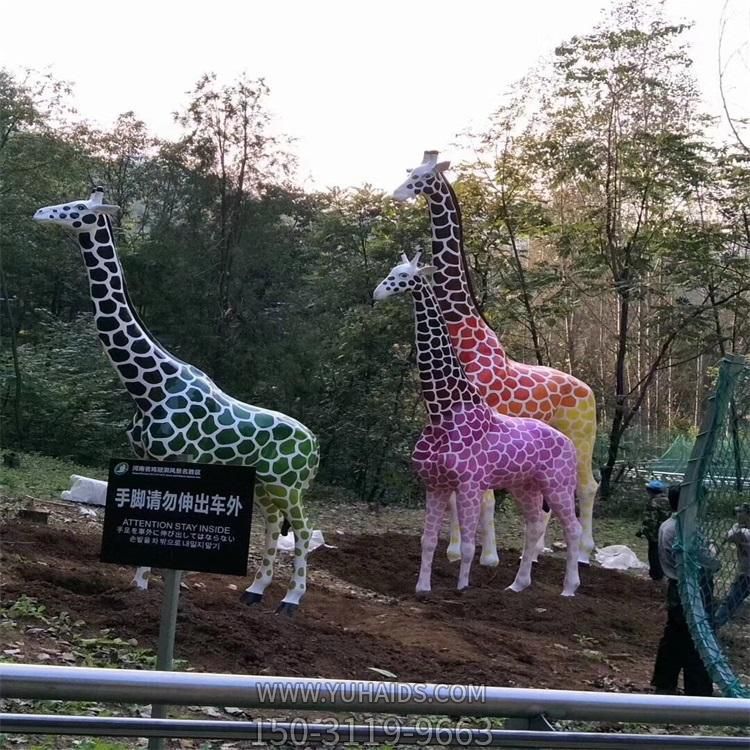 動物園草地擺放創意玻璃鋼噴漆長頸鹿雕塑