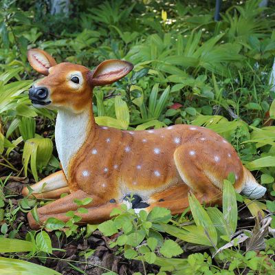 公園景區一只臥著的玻璃鋼彩繪梅花鹿雕塑