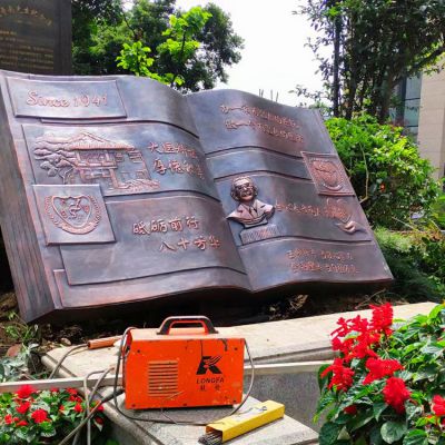 園區小區文化擺件定制 鍛銅書本 玻璃鋼仿銅書本造型 廣場校園書箱雕塑 