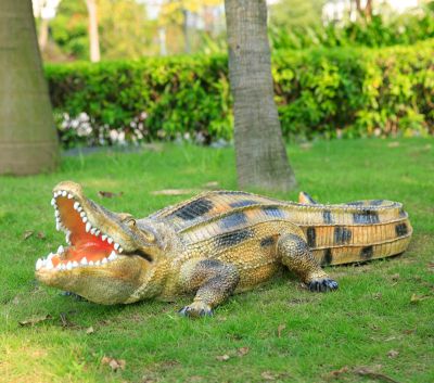 公園草地擺放的張嘴的玻璃鋼彩繪鱷魚雕塑