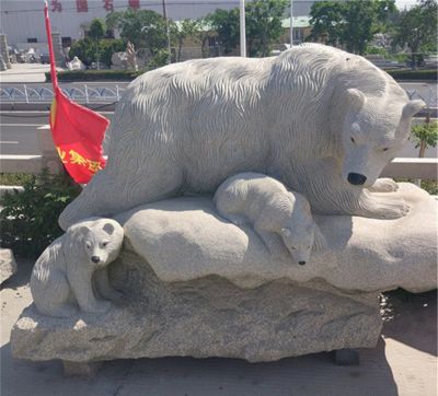 街道邊公園里擺放的一大兩小玻璃鋼創意北極熊雕塑