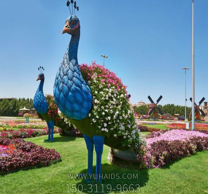 公園里兩只拖著漂亮的尾巴的玻璃鋼彩繪孔雀雕塑