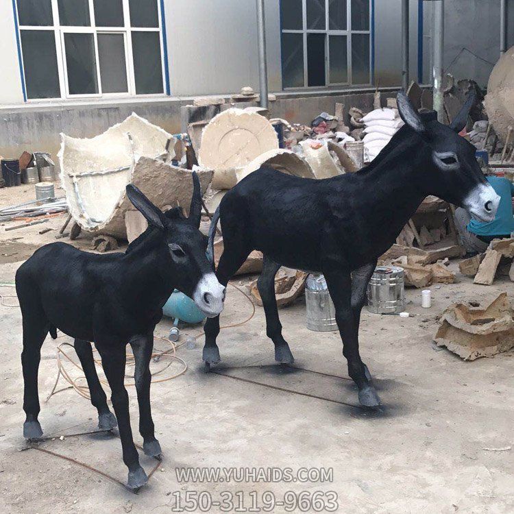 農家園景區戶外擺放玻璃鋼仿真毛驢小品雕塑