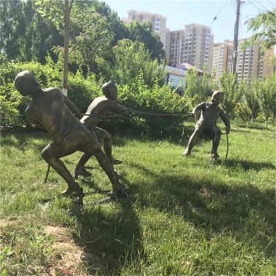 公園草地?cái)[放玻璃鋼仿銅童趣兒童拔河小品雕塑