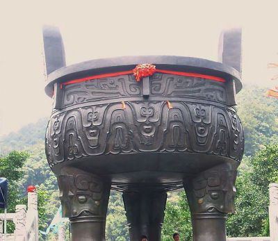 歷史悠久的青銅器祠堂寺廟鼎雕塑