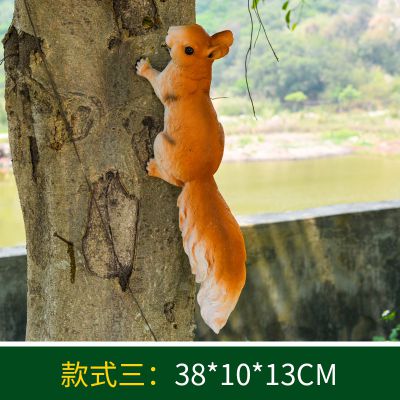 動物園一只爬樹的玻璃鋼松鼠雕塑