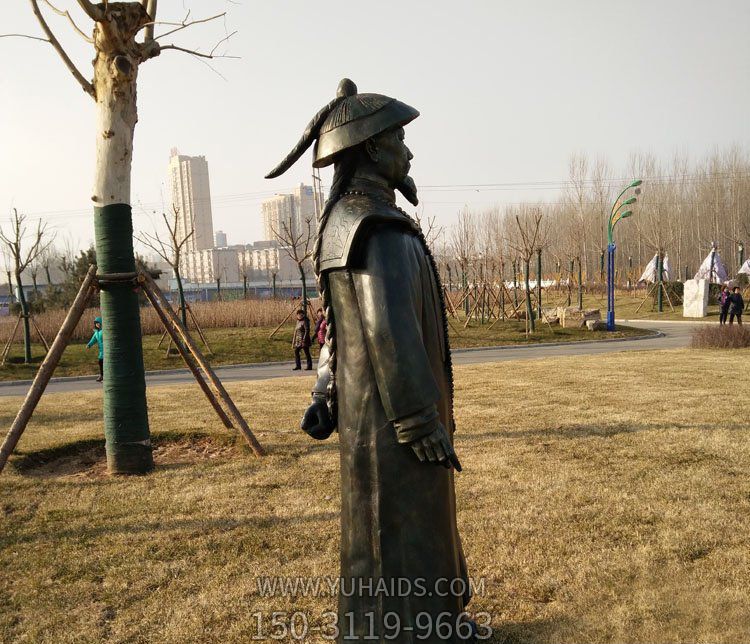 公園廣場(chǎng)草坪擺放站立鑄銅愛國(guó)人物林則徐銅雕塑