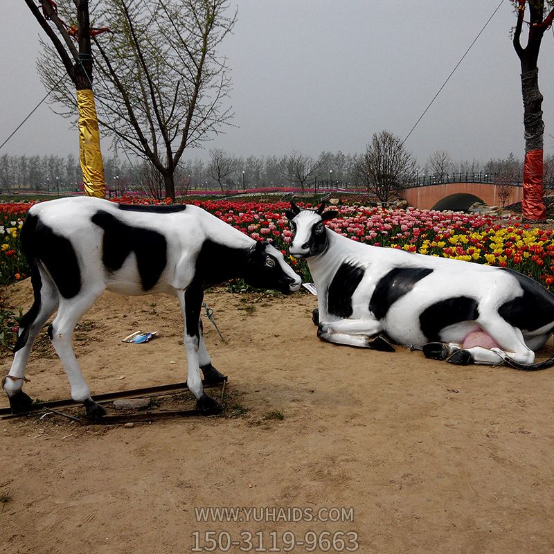 花園中兩只玻璃鋼黑白牛雕塑