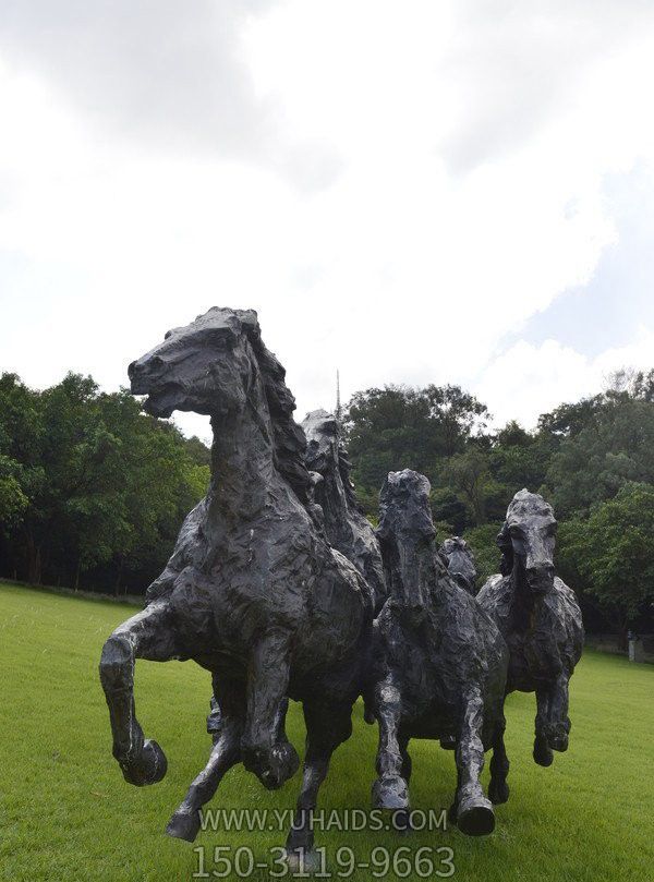 公園里擺放的一群玻璃鋼抽象馬群雕塑